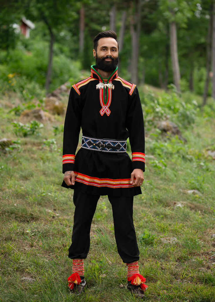 Helt porträtt av maken i samisk folkdräkt.